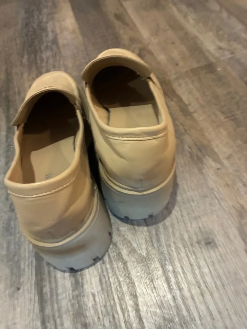 Y2K VTG Cushionaire Memory Foam Chunky Lug Cream Loafers 2 1/2” heel 9 Worn 1x